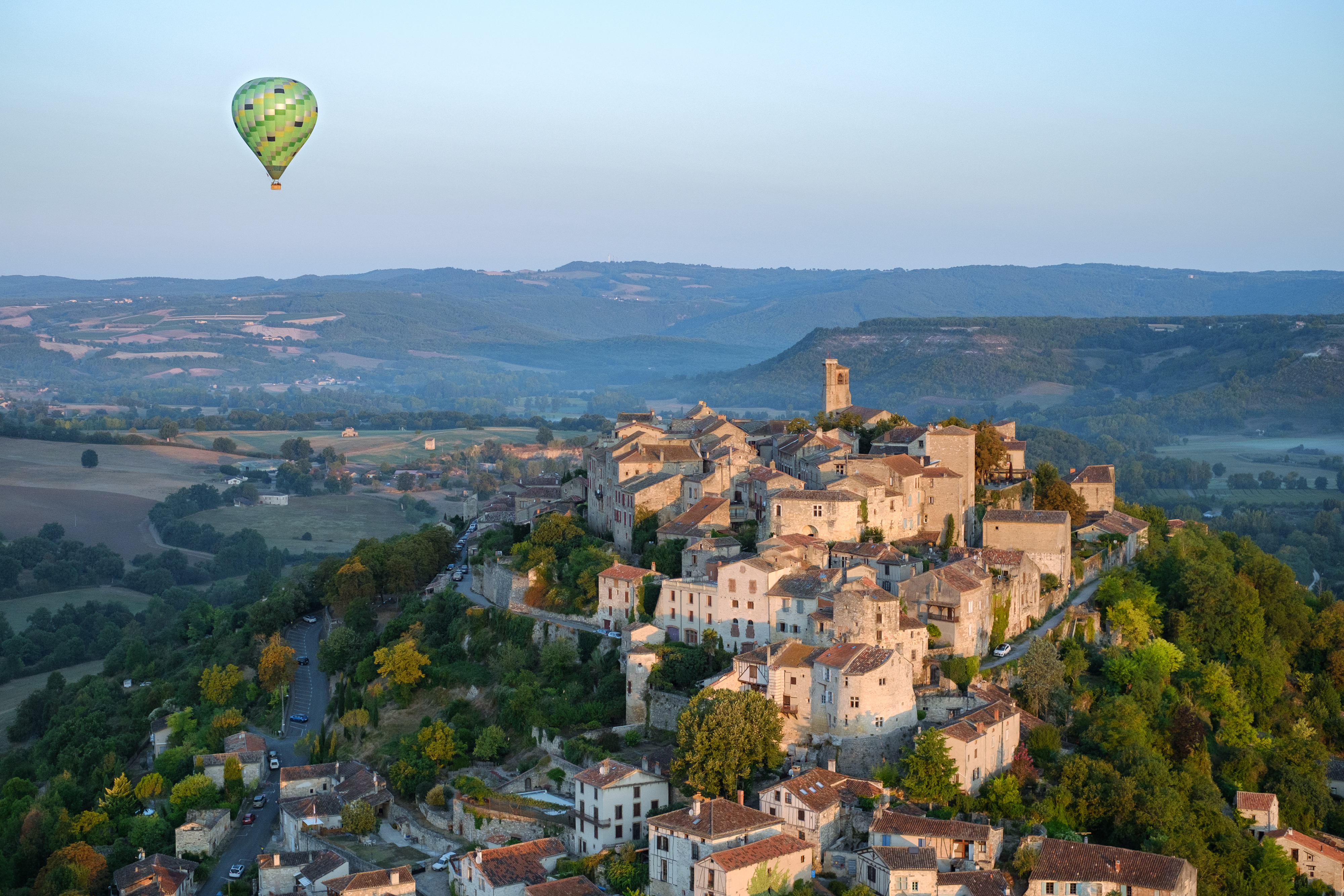 Survol du village médiéval de Cordes sur Ciel en montgolfière avec Atmosph'Air