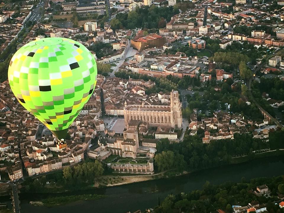 Vol en montgolfière, saut en parachute, chute libre, tour de circuit voiture de course sur Albi