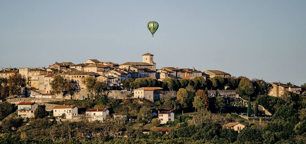 Visite de Castelnau de Montmiral en montgolfière