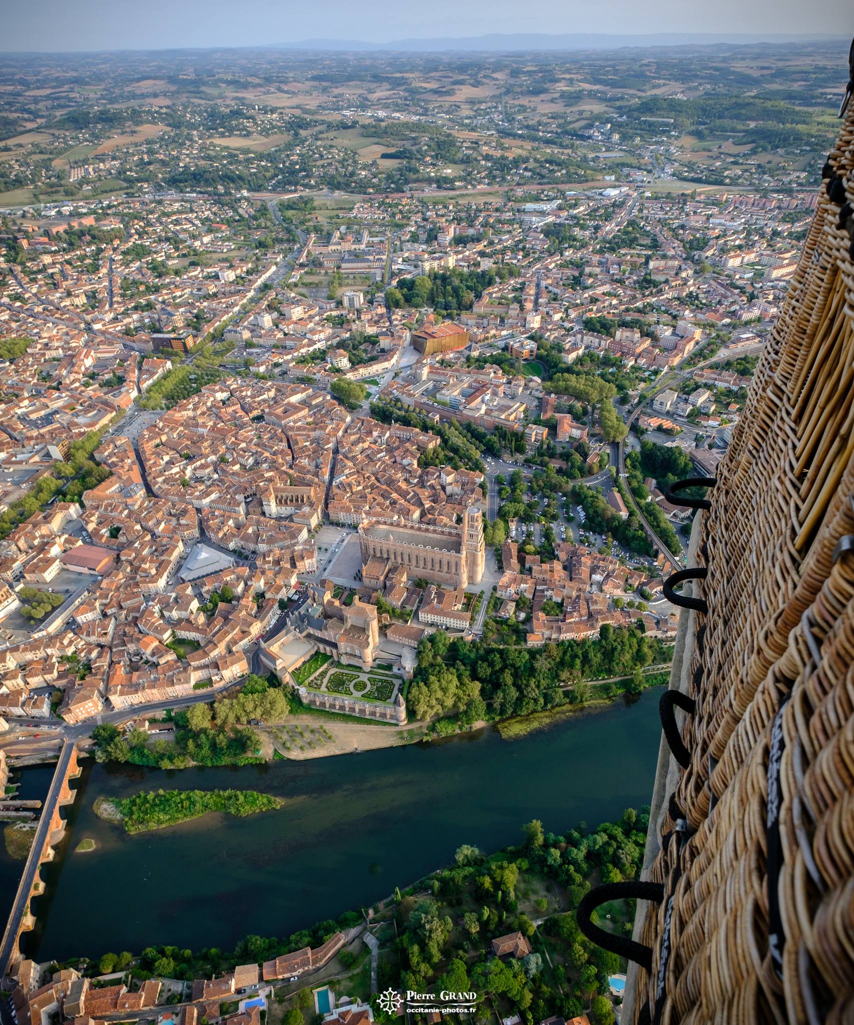 Vue aérienne d'Albi depuis la nacelle montgolfière Atmosph'Air