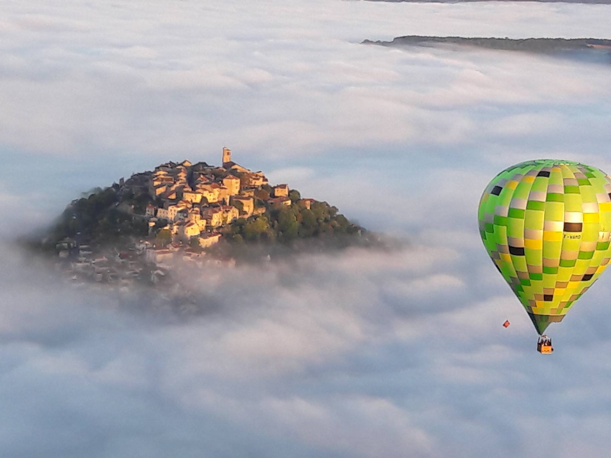 Cordes sur Ciel de brume en montgolfière