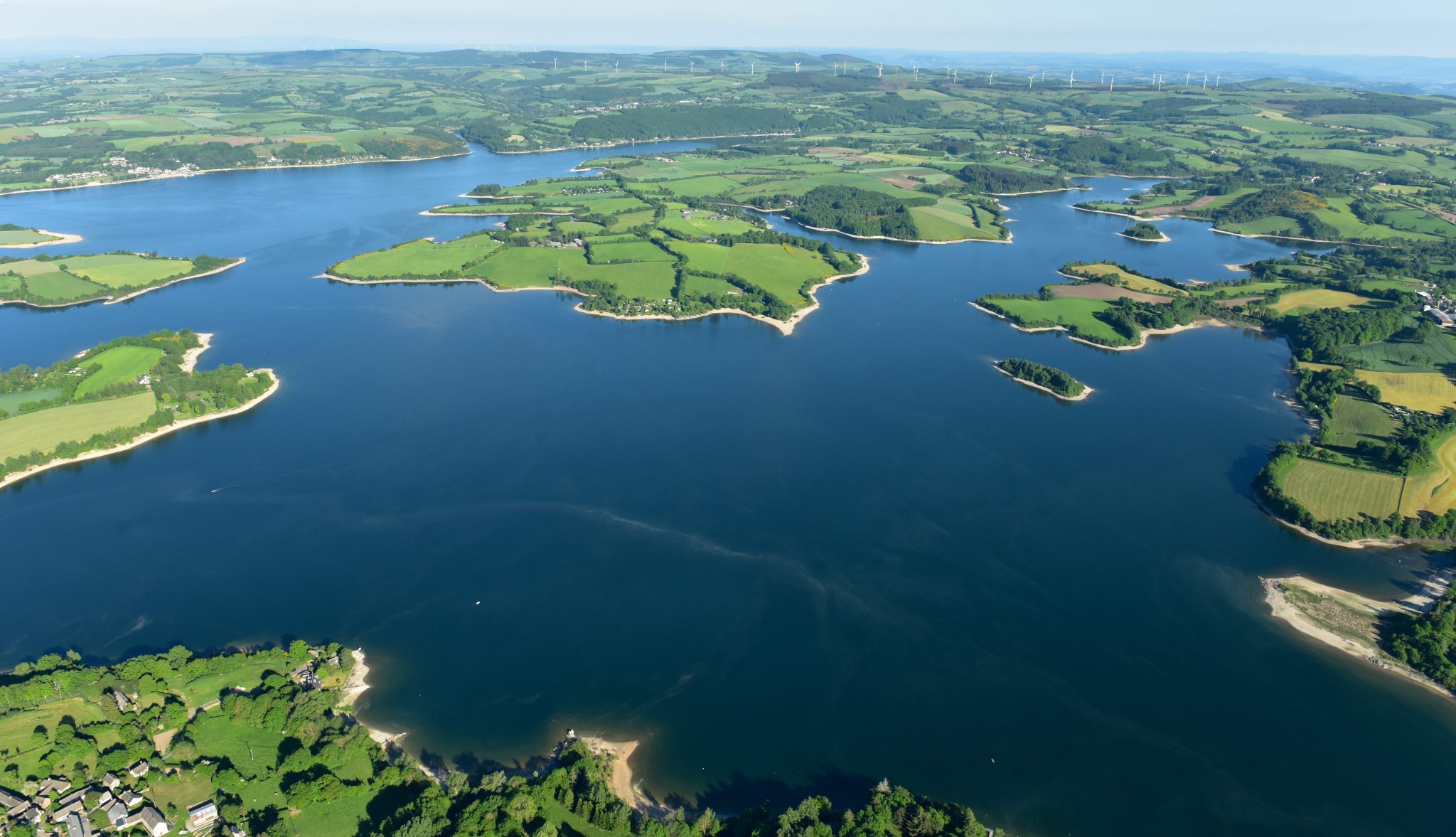 Vue aérienne du Lac de Pareloup à bord d'Atmosph'Air montgolfières occitanes
