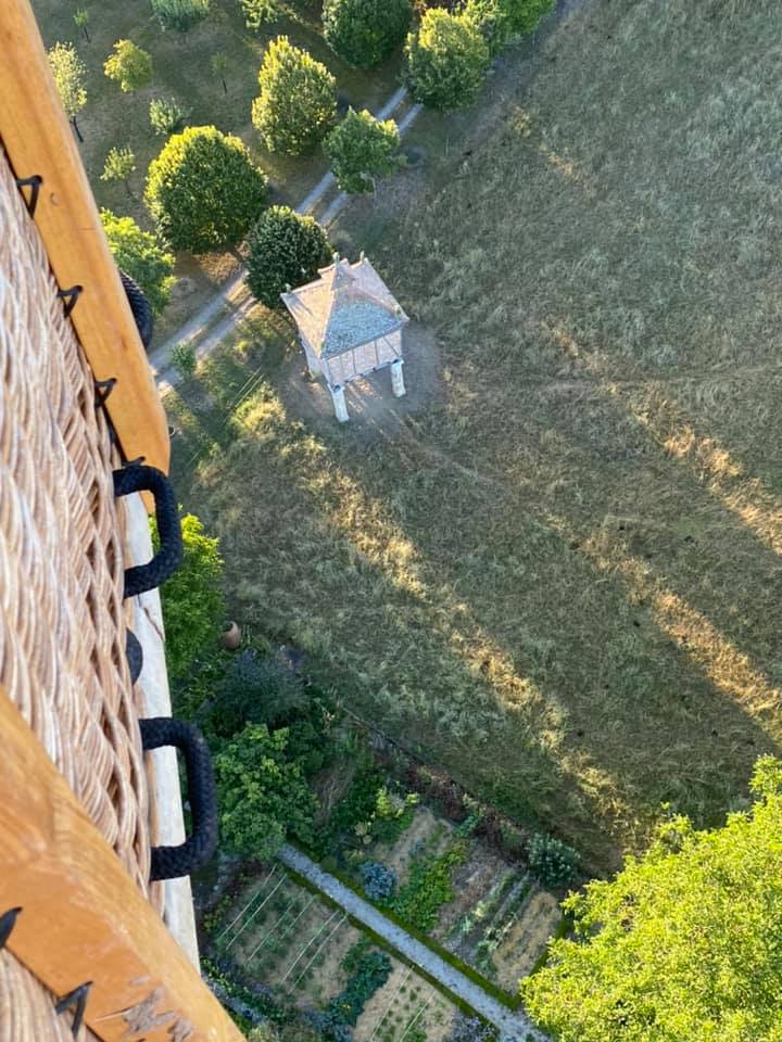 Pigeonnier de la région de Gaillac survolé en montgolfière