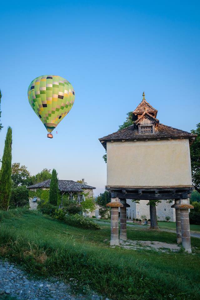 Survol de Castelnau de Montmiral en montgolfière