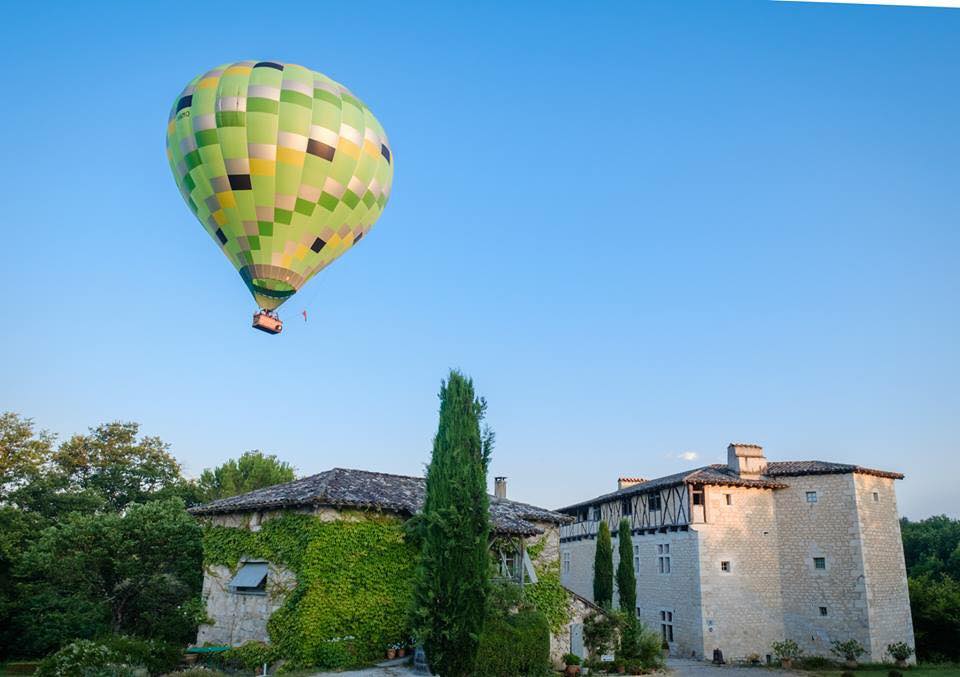 Montgolfière au départ du Château de Mayragues à Castelnau de Montmiral