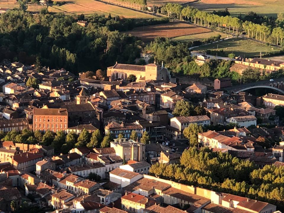 L'Abbaye Saint Michel de Gaillac vue du ciel en montgolfière