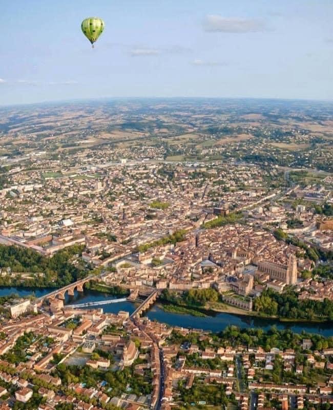 Vue du ciel de la ville d'Albi en montgolfière