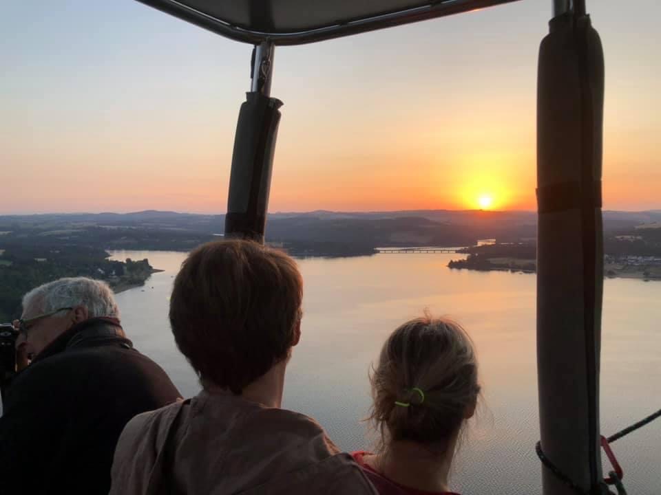 Voir le lever du soleil sur Pareloup en montgolfière