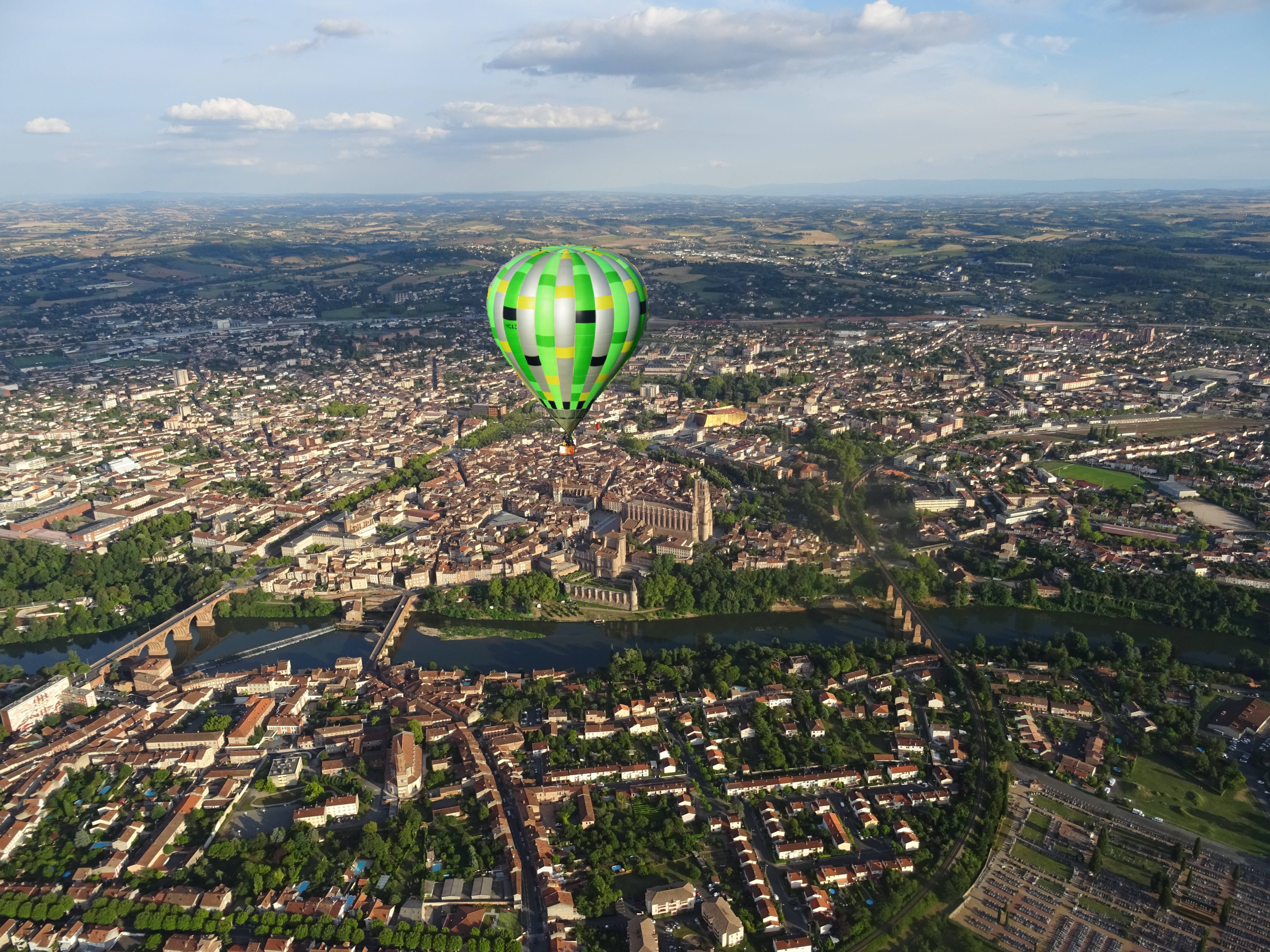 Traversée de la ville d'Albi en montgolfière