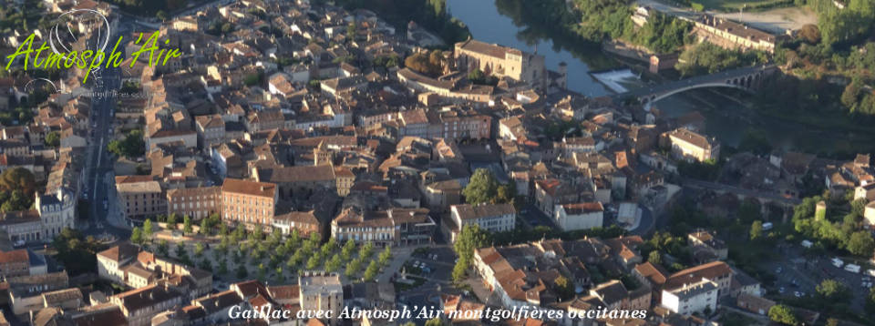 Vue aérienne du centre ville de Gaillac et de l'Eglise Saint Michel en montgolfière