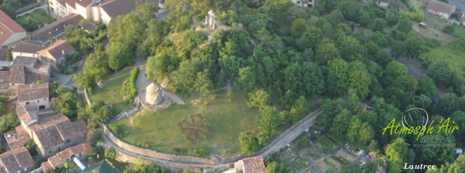 Vue aérienne en montgolfière du moulin de Lautrec