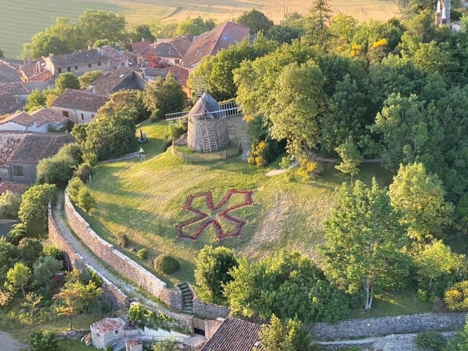 Vue du Moulin de Lautrec en montgolfière