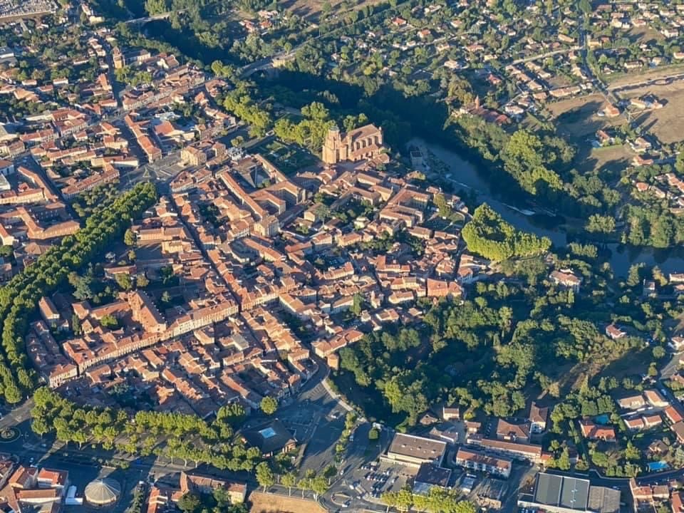 Lavaur vu du ciel en montgolfière