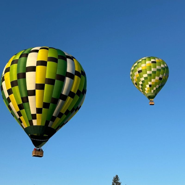 Passage dans le Ciel d'Albi de 2 montgolfière d'Atmosph'Air
