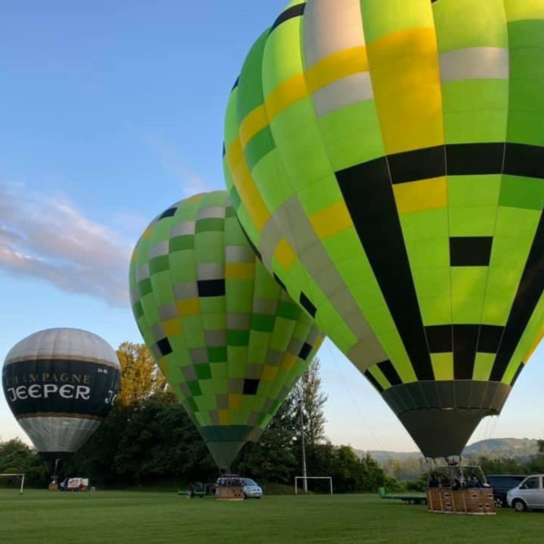 4 Montgolfières au décollage sur Cordes sur Ciel