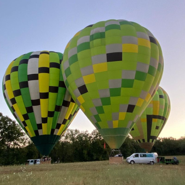 Formation de 3 montgolfières au décollage sur Albi