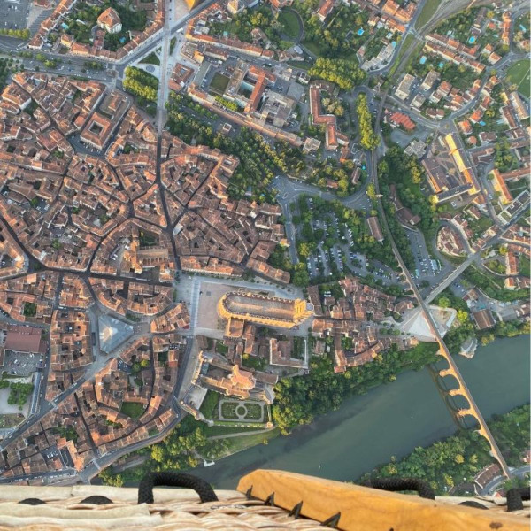 Vue aérienne d'Albi et ses 3 ponts avec sa Cité Episcopale, Cathédrale Sainte Cécile, Musée Toulouse Lautrec - 