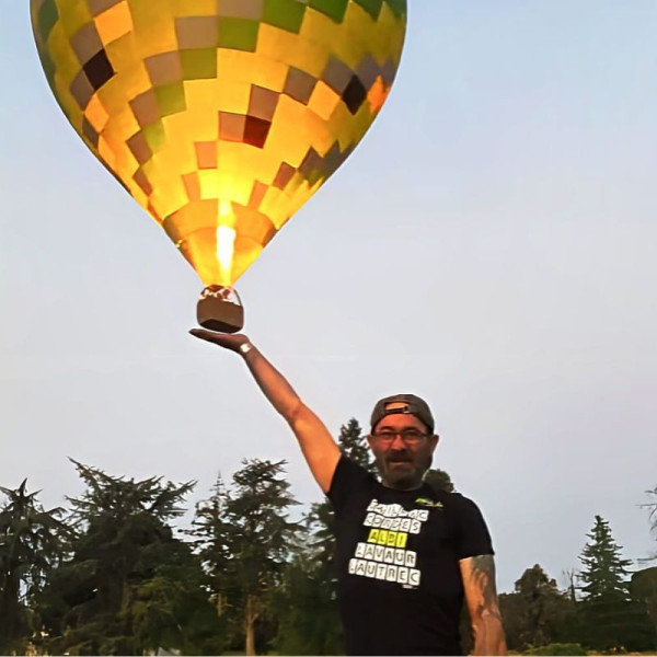 Alexandre l'aventurier équipier à la recherche de la montgolfière à l'atterrissage