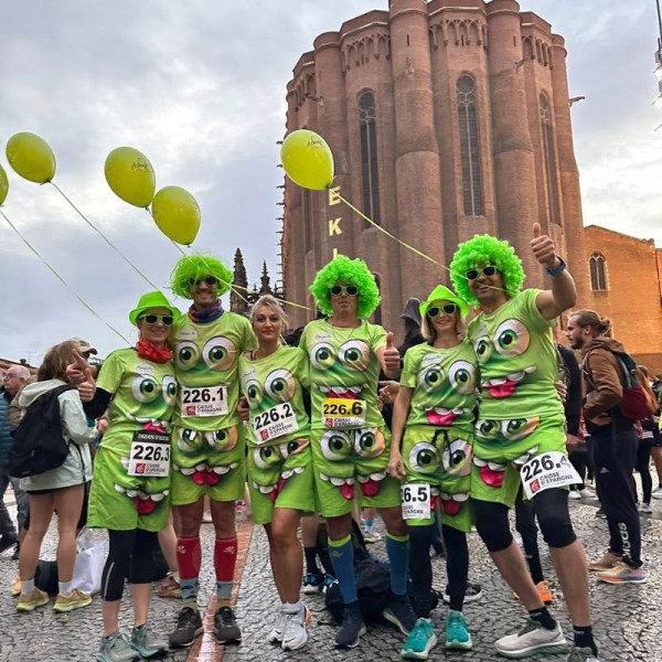 l'équipe d' Atmosph'Air montgolfières occitanes engagée dans la course de l'Ekiden d'Albi, un marathon en relais de 6 coureurs.