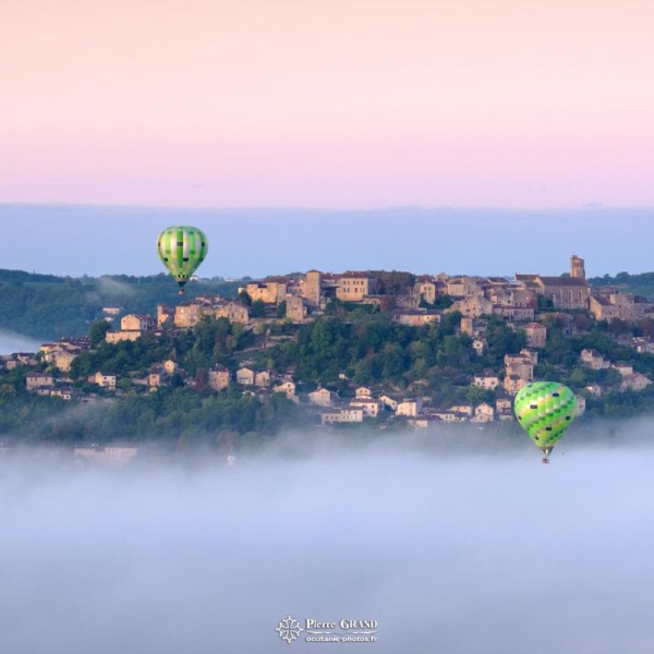 Duo de montgolfières au lever du soleil sur Cordes sur Ciel