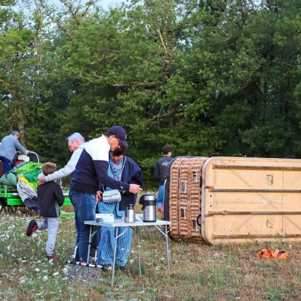 Petit café du matin pour se réchauffer avant le vol en montgolfière
