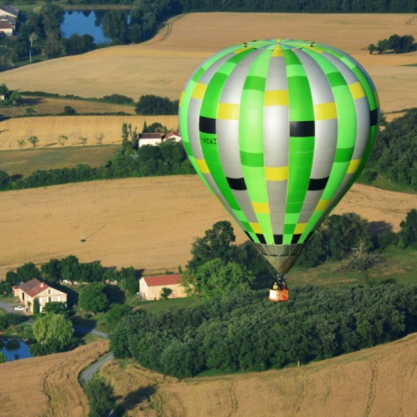 Survol de la campagne de Lautrec en montgolfière célèbre pour son ail rose