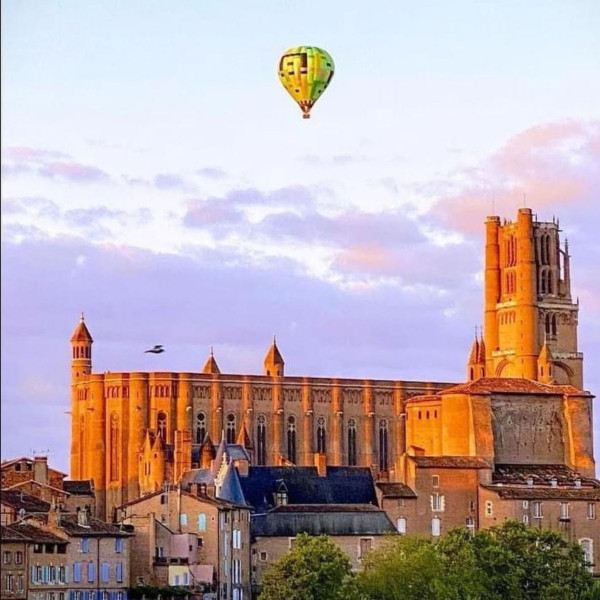 la montgolfière verte d'Atmosph'Air domine la cathédrale d'Albi