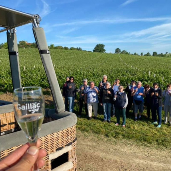 Le final d'un vol en montgolfière se termine toujours par la collation avec une coupe de méthode ancestrale de Gaillac avec la remise du diplôme ici au pied du vignoble gaillacois