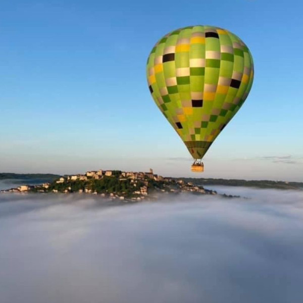 Cordes sur Ciel en montgolfière dans un décor de brume matinale