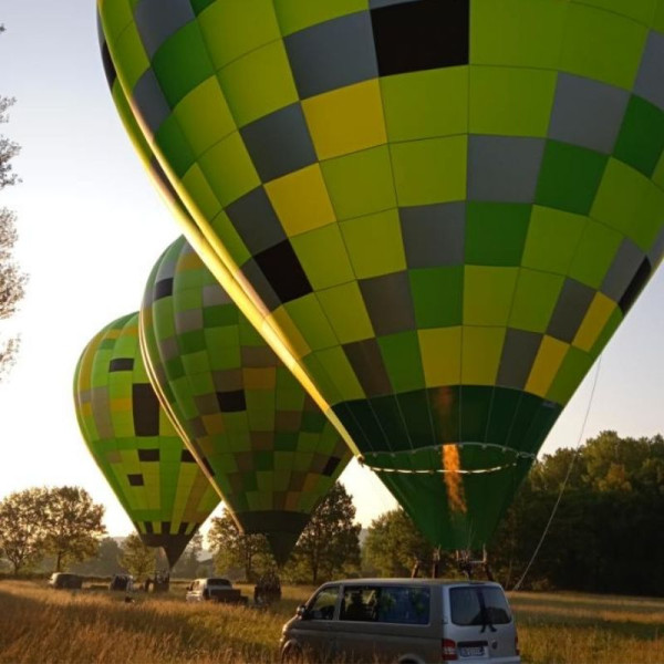 trio de montgolfières prêtes à décoller de Cordes en direction de Saint Antonin noble Val