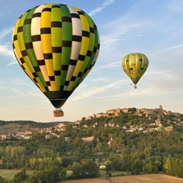 Montgolfières vertes au départ de Cordes