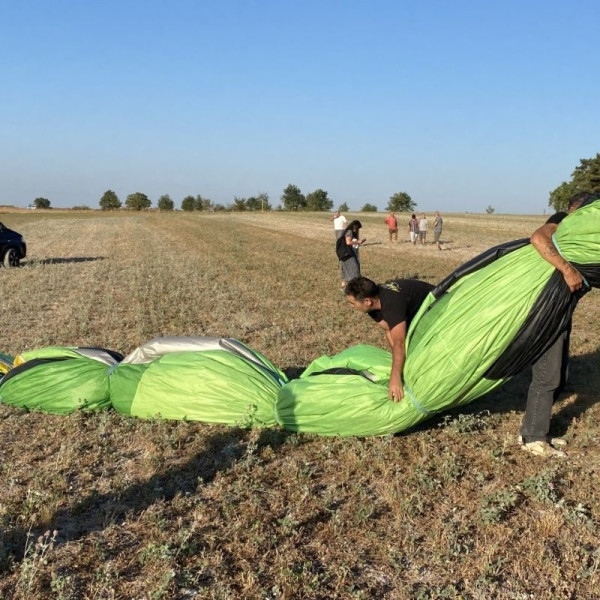 Sangler la montgolfière avant de la ranger dans son sac