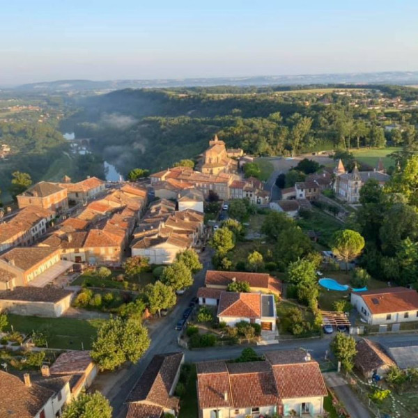 Le village de Giroussens vu par Atmosph'Air montgolfière occitane