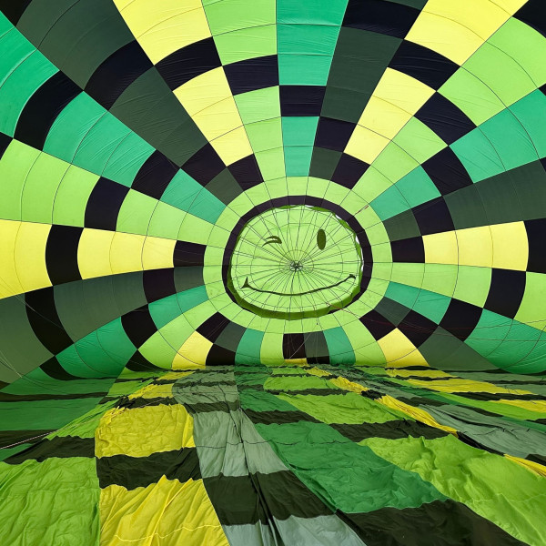 Intérieur de l'enveloppe de la montgolfière avec sa soupape smiley