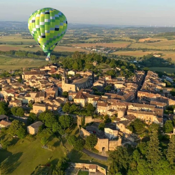 Réveil du matin par les souffles des brûleurs de la montgolfière verte d'Atmosph'Air