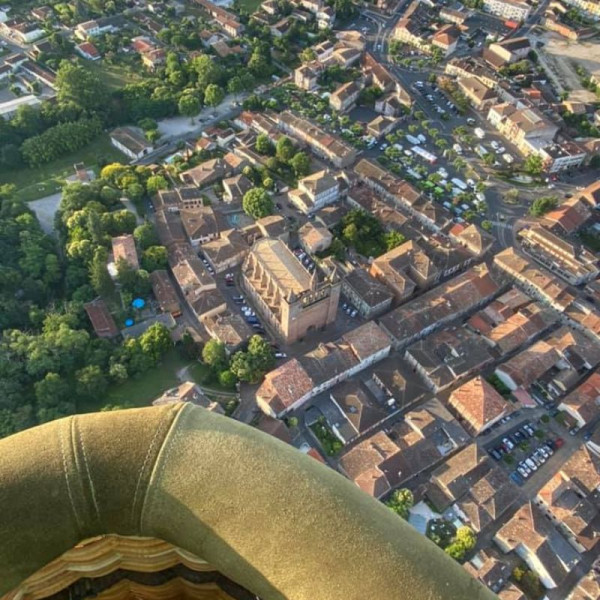 Saint Sulpice sur Tarn depuis la nacelle d'Atmosph'Air montgolfières occitanes
