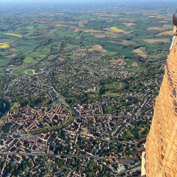 Vue aérienne de Lavaur et de l'Agout en montgolfière avec Atmosph'Air