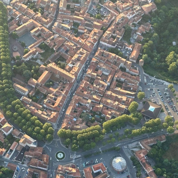 Vue du Ciel en montgolfière de la Ville de Lavaur - Tarn