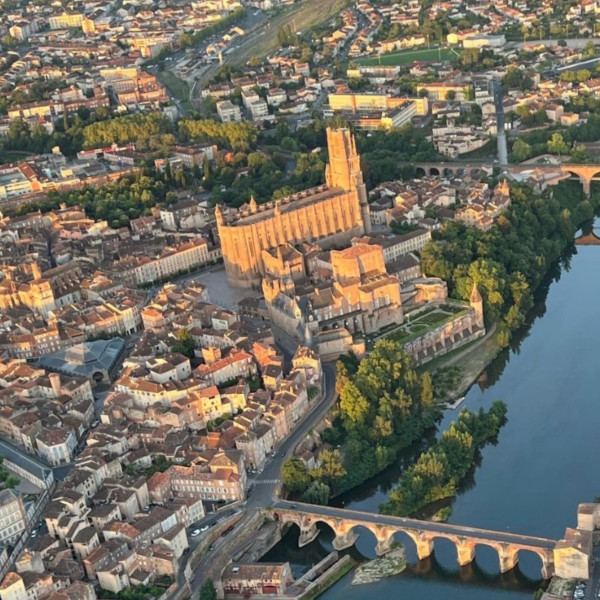Vue aérienne d'Albi depuis la montgolfière verte d'Atmosph'Air