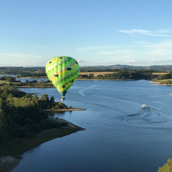 Réveil matinal pour les activités nautiques et aériennes sur le Lac de Pareloup
