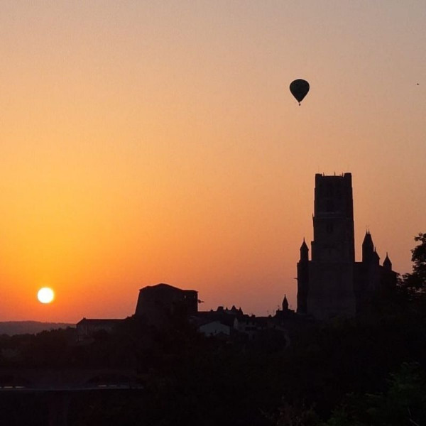 Lever de soleil sur la Cité Episcopale d'Albi avec sa montgolfière