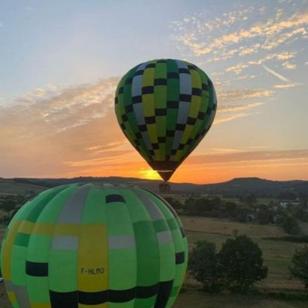 Lever de soleil dans le Tarn vu d'une montgolfière
