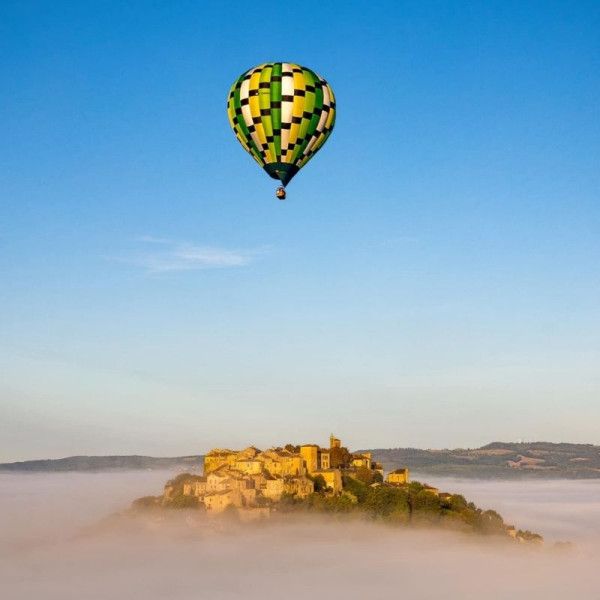 Superbe vue de Cordes sur Ciel en montgolfière