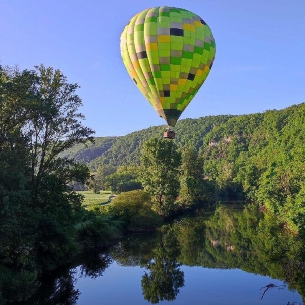 Montgolfière suivant le lit de la rivière Aveyron