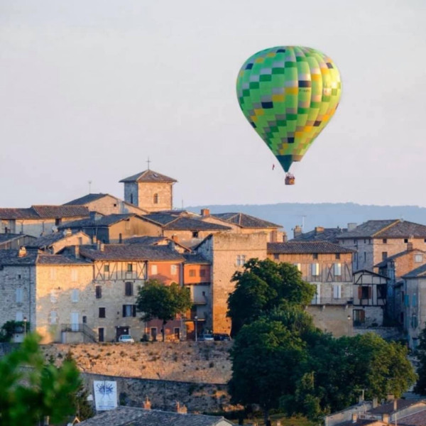 Village perché de Castelnau de Montmiral avec sa montgolfière verte