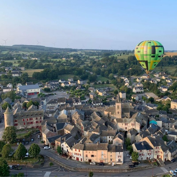 Survol du village de Salles Curan à 2 montgolfières