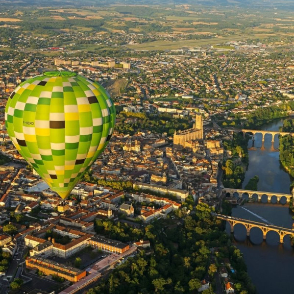 Admirer la ville d'Albi vue du ciel en montgolfière