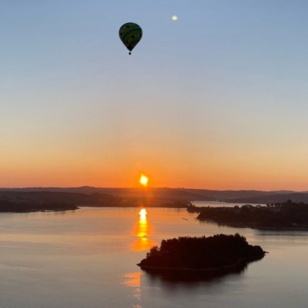 Lever de soleil sur Pareloup avec sa montgolfière