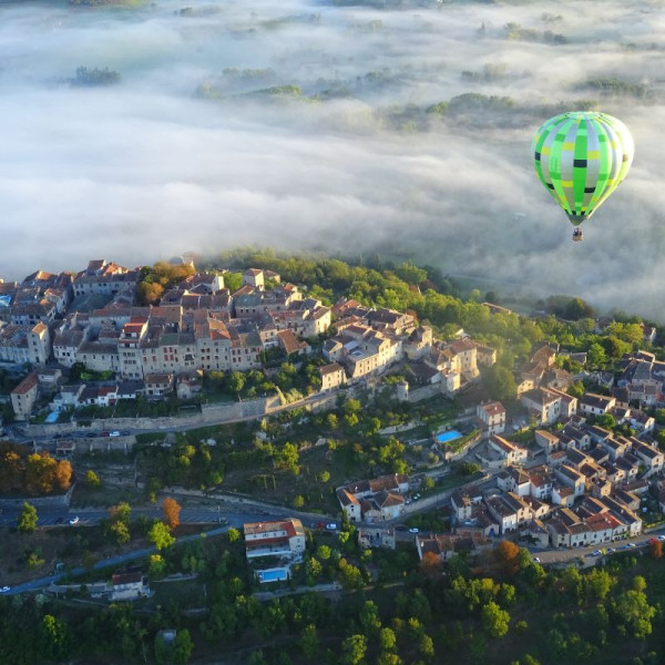 survol de la mer de brume de Cordes sur Ciel en montgolfière