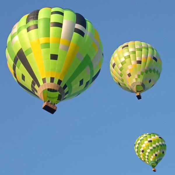 Trio de montgolfières vertes dans le ciel du Tarn